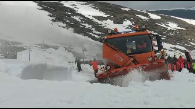 Transalpina nu poate fi vizitată de Paște. Zăpada atinge și 2 metri înălțime