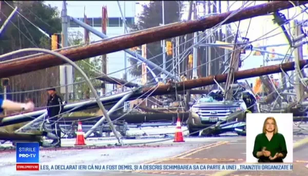 Au scăpat de moarte ca prin minune, după ce stâlpii au căzut peste maşina lor