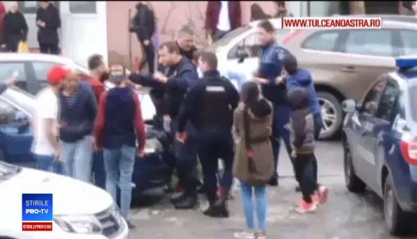 Polițiști atacați cu pietre de o familie din Tulcea. Totul a pornit de la un accident