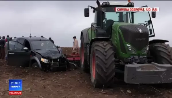 S-a urcat cu tractorul pe maşina de teren în care se aflau 5 oamenii, în Iași