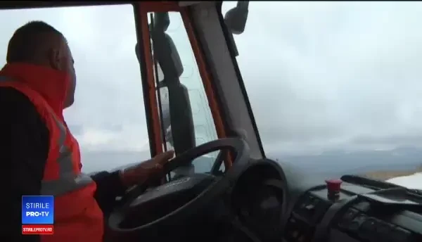 Transalpina nu poate fi vizitată de Paște. Zăpada atinge și 2 metri înălțime