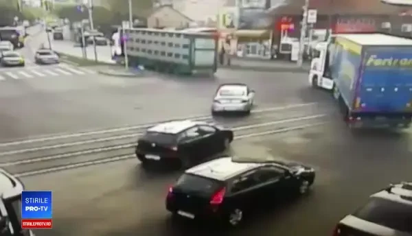 Pietoni loviți în plin de o mașină izbită de un TIR, în Timișoara. Momentul a fost filmat