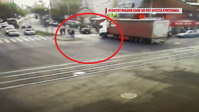 Momentul în care două persoane sunt lovite de TIR, pe o trecere de pietoni