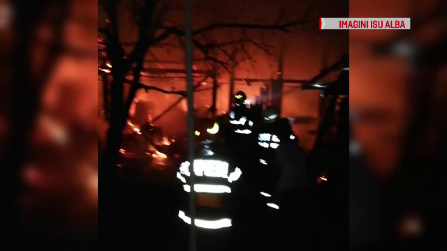 Incendiu înconjurat de mister, în Alba. Flăcări înalte de câţiva metri