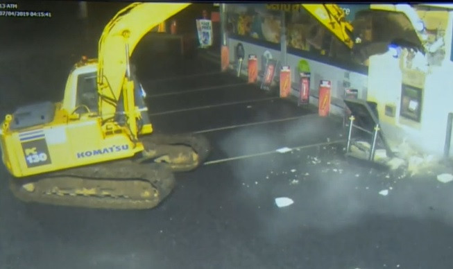 Mai mulți bărbați mascați au furat un bancomat, cu un excavator furat, în doar 4 minute