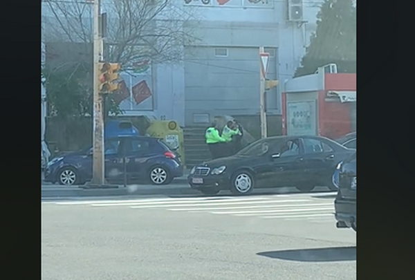Un pieton și mai mulți polițiști s-au luat la bătaie, în Constanța. Scenele au fost filmate