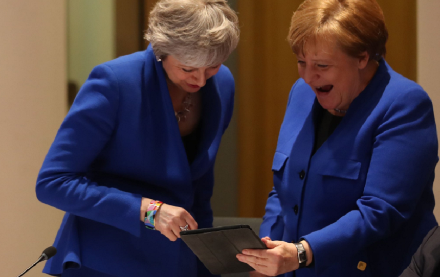 ”Ce era pe tabletă?” Angela Merkel și Theresa May au râs în hohote la Bruxelles. VIDEO