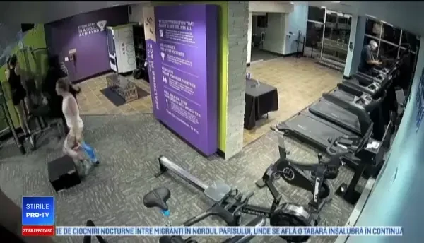 Momentul în care un bărbat este aruncat de pe banda de alergare de o mașină în viteză