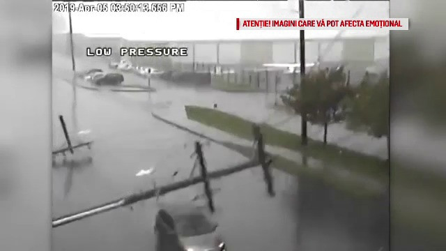 Momentul în care 26 de stâlpi de electricitate s-au prăbușit. Cum a scăpat un pieton