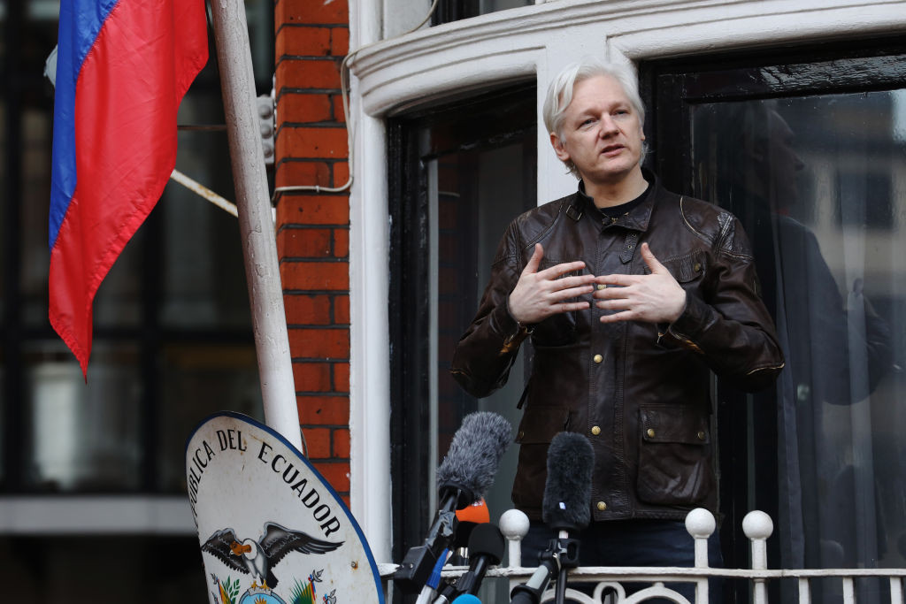 FILMUL zilei în care a fost arestat Julian Assange, după 7 ani petrecuți în Ambasada Ecuadorului din Londra