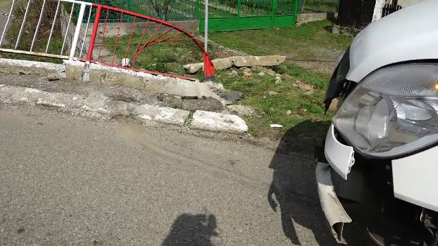 Un şofer de microbuz, cu maşina plină de oameni, a intrat într-un cap de pod. Ce s-a întâmplat cu pasagerii