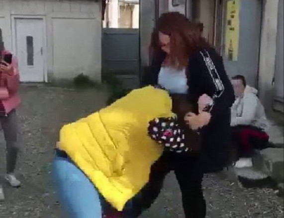 Elevă din Botoșani bătută cu pumnii și picioarele. Nimeni nu a intervenit. VIDEO