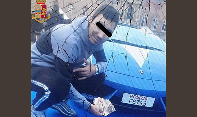 Român arestat în Italia după ce și-a făcut un selfie cu mașina Poliției. Un câine l-a dat de gol