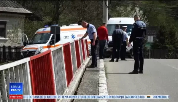 Un şofer era să cadă de pe pod cu microbuzul plin cu pasageri. "A fost o scăpare"