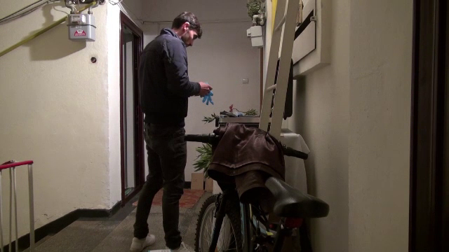 Bărbat găsit mort în apartament, iar iubita lui, în stare gravă. Mărturiile vecinilor