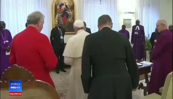 Momentul în care papa Francisc sărută picioarele liderilor a două grupări rivale. VIDEO