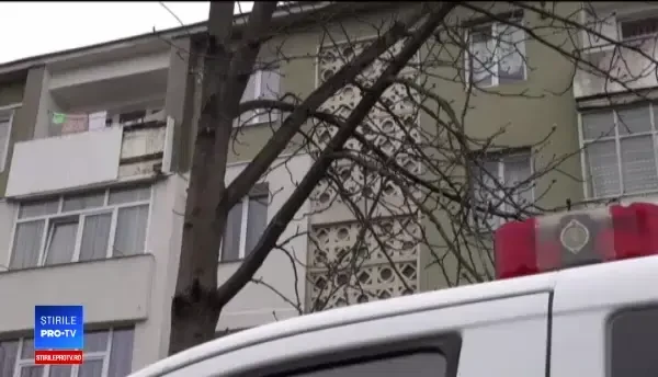 Bărbat găsit mort în apartament, iar iubita lui, în stare gravă. Mărturiile vecinilor