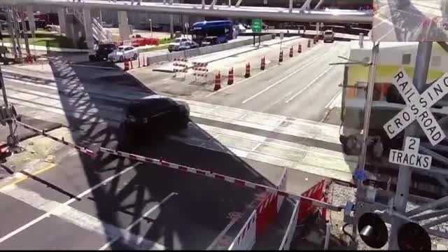 Impact filmat. Un tren a izbit în plin o mașină condusă de o femeie