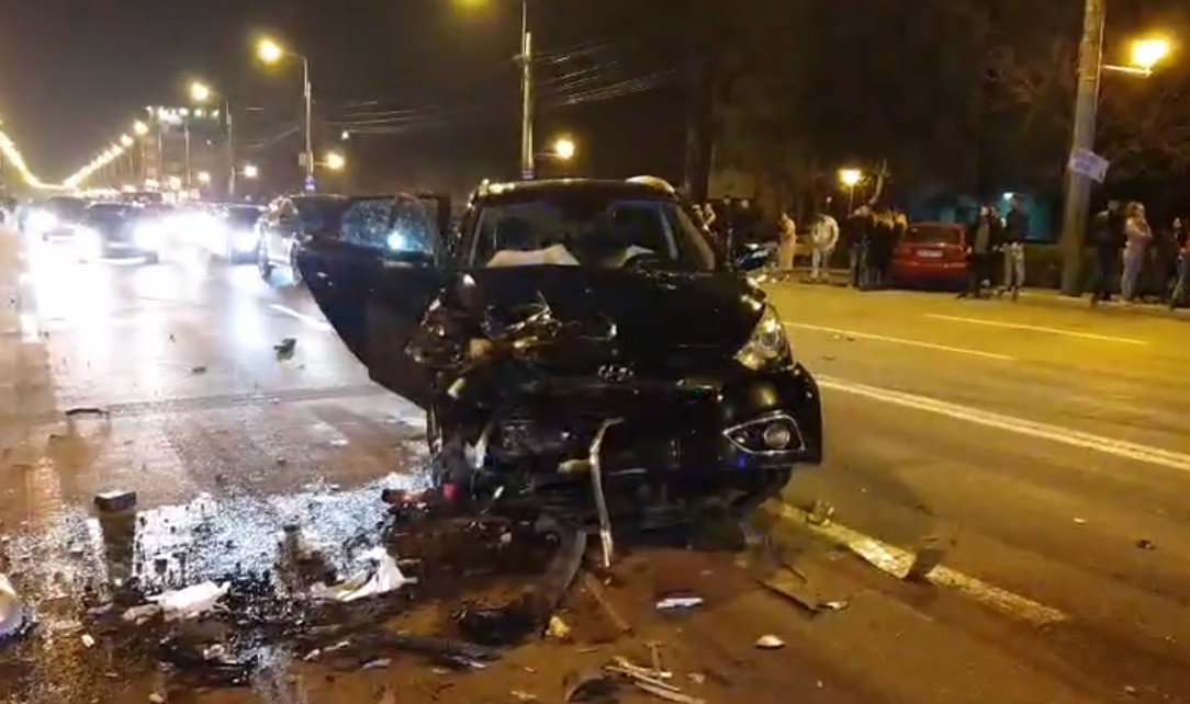 Patru tineri răniți și trei mașini distruse în Mamaia. Manevra unui șofer de 19 ani