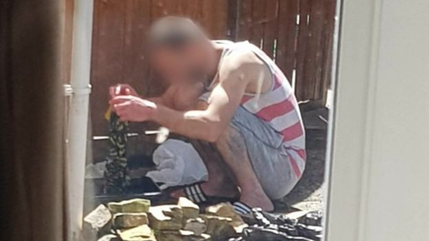 Ipostaza umilitoare în care a fost filmat românul ținut ca sclav în UK de doi conaționali