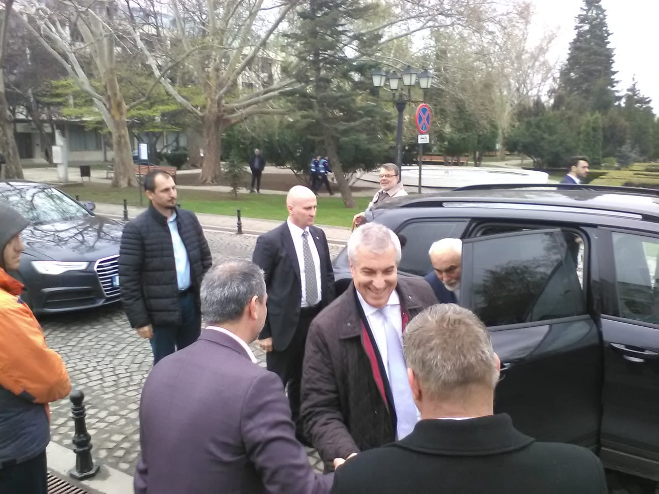 Tăriceanu, huiduit la Iaşi: ”Tu și Dragnea să vă duceți la pușcărie!”. VIDEO