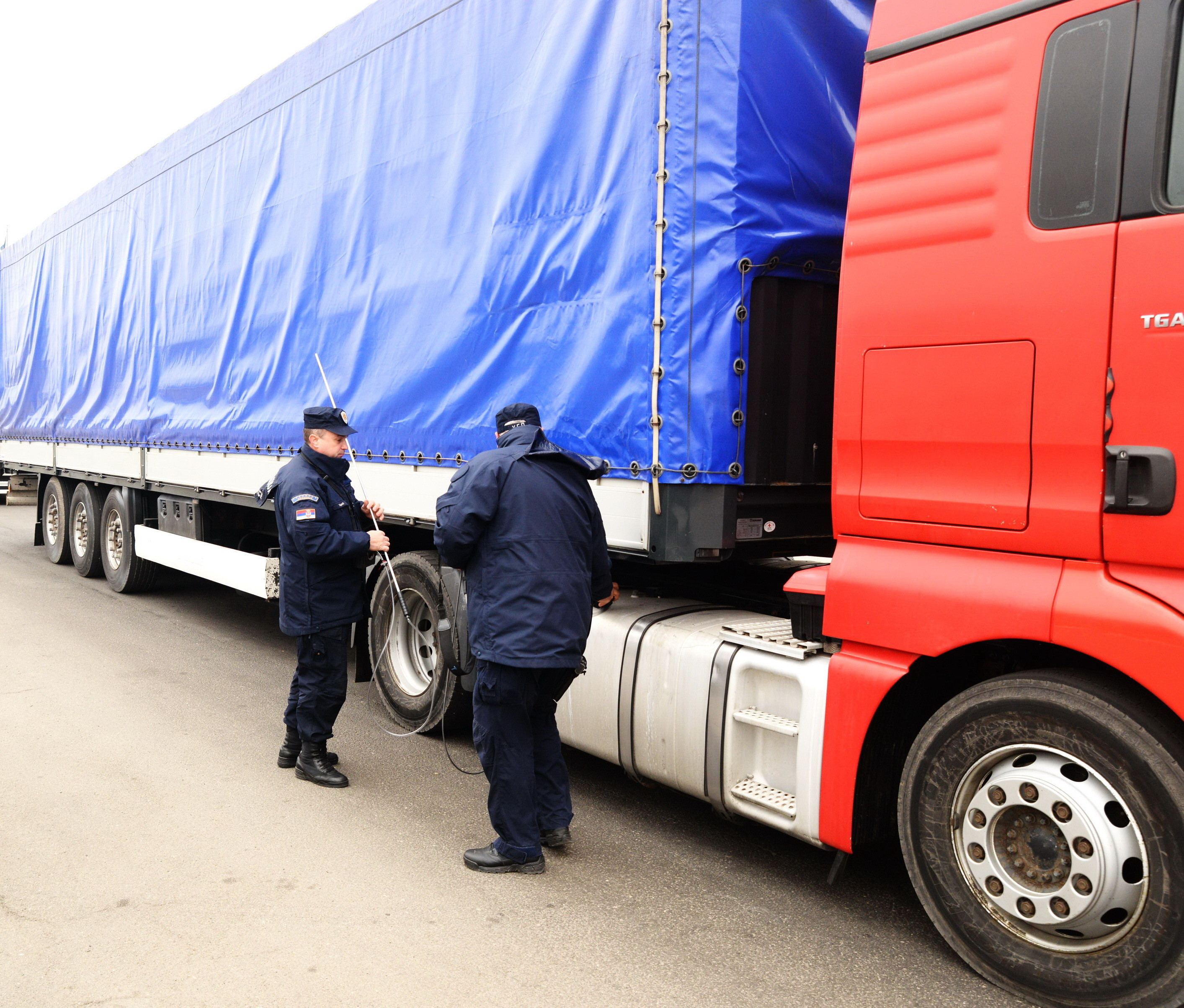 ANAF ”a blocat” sute de TIR-uri la graniţă. Avertismentul retailerilor