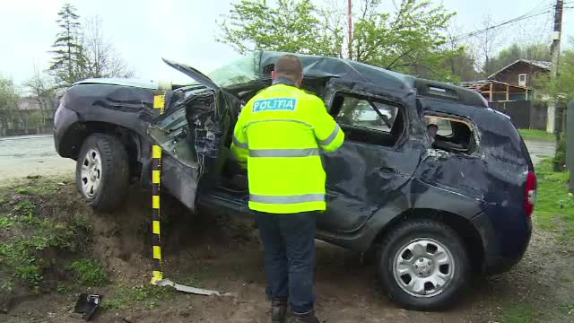 Șofer încarcerat după ce mașina lui a fost izbită de remorca unui TIR, într-o curbă