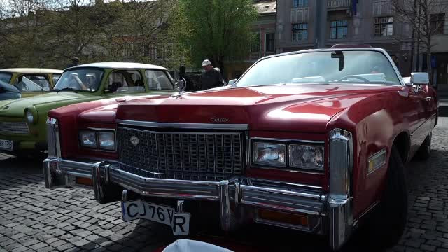 Mașini de epocă expuse în mai multe orașe din țară. ”Sunt amantele mele oficiale”