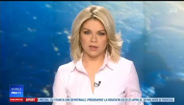 Momentul în care un nevăzător cade pe șine, într-o stație de metrou