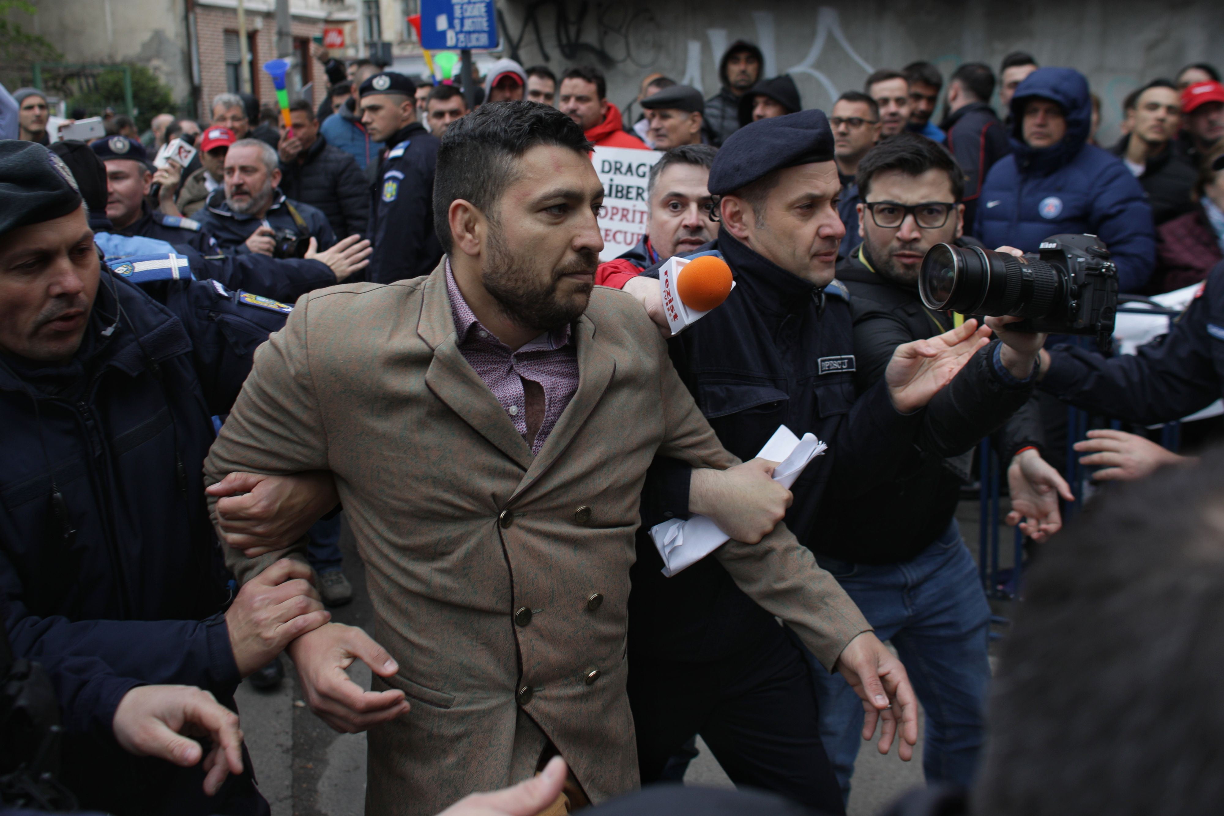 Trei bărbați, amendați de Jandarmerie în urma busculadei de la ICCJ. Reacția lui Dragnea. VIDEO