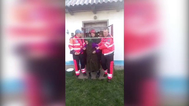 Bătrână de 90 de ani din Botoşani, la spital după ce butelia din casa a explodat