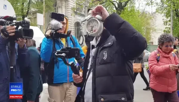 Mai mulţi protestatari, dar şi susţinători ai lui Liviu Dragnea s-au adunat la ÎCCJ