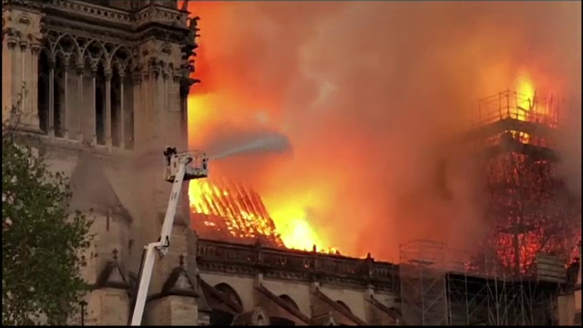 incendiu Notre Dame