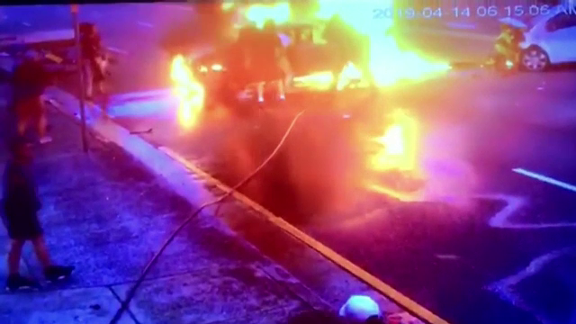 Incendiu violent după ce o mașină a spulberat alte trei, în Australia