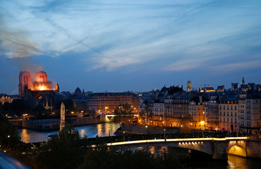 Stare de şoc în Franța după dezastrul de la Notre-Dame. Miliardarii care şi-au anunţat donaţiile