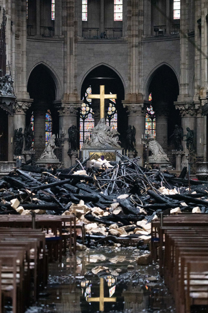 Primele imagini din interiorul Catedralei Notre Dame, la o zi de la incendiul devastator