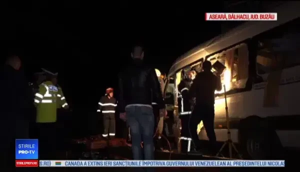O tânără rănită în microbuzul lovit de tren a murit la spital. Pasagerii veneau din Germania