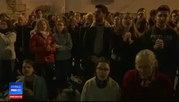Imagini impresionante cu parizienii care și-a petrecut noaptea rugându-se lângă Notre-Dame