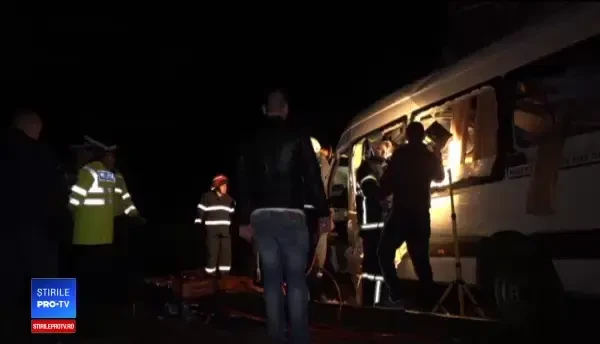 O tânără rănită în microbuzul lovit de tren a murit la spital. Pasagerii veneau din Germania
