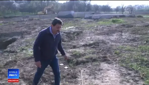 Primarul cu tabloul cu Ceaușescu în birou, de negăsit pentru explicații. Ce spune legea