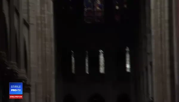 Imagini filmate in catedrala Notre Dame dupa stingerea incendiului