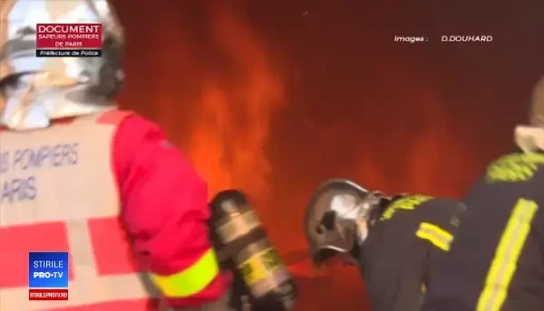 Imagini filmate de primii pompieri care au intrat in catedrala Notre Dame in timpul incendiului