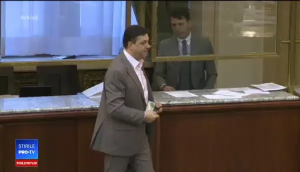 Insula Belina ar putea fi transformată în paradis fiscal. "Vă bateţi joc pentru Dragnea"