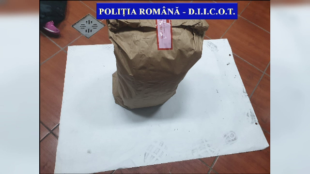 Doi tineri, arestați după ce au primit un colet din Spania. Ce au descoperit polițiștii