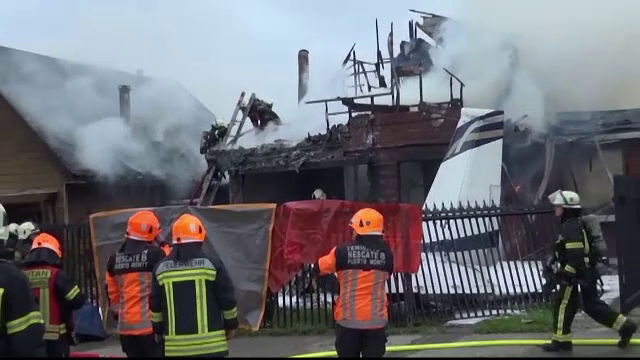 Un avion s-a prăbușit peste o casă, în Chile. Pasagerii și pilotul a murit