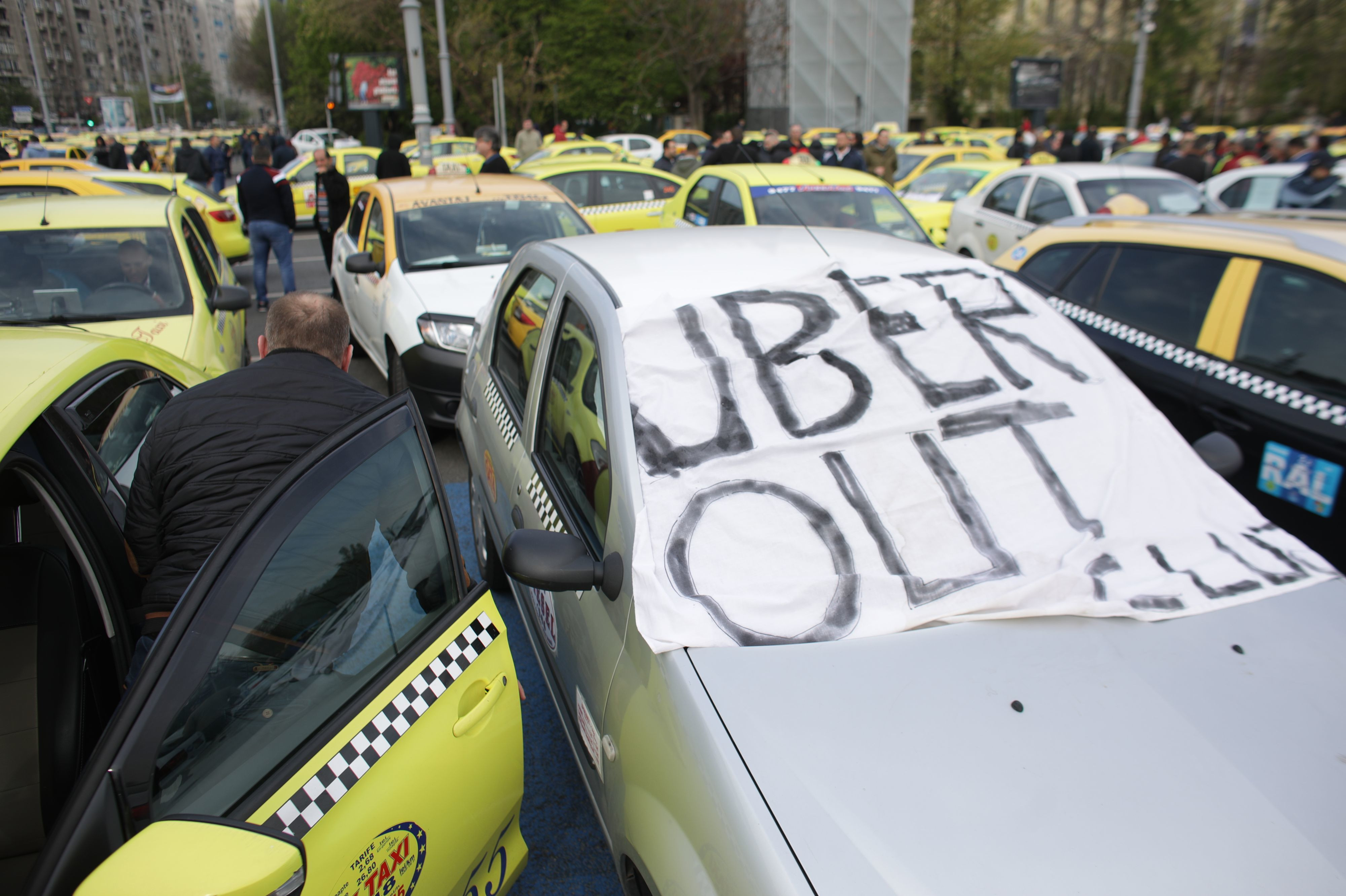 Uber, reacție la protestul taximetriştilor: Mulţi şoferi deja folosesc aplicaţia noastră