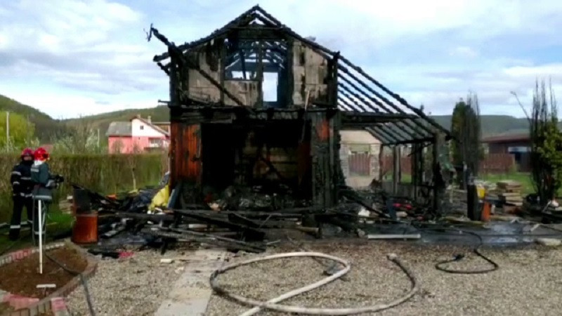 Anchetă după ce o cabană din Bistrița a ars complet. Ce au găsit pompierii