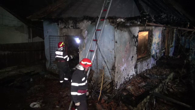 Femeie din Bacău și fiica ei de 9 ani, moarte într-un incendiu care le-a cuprins casa