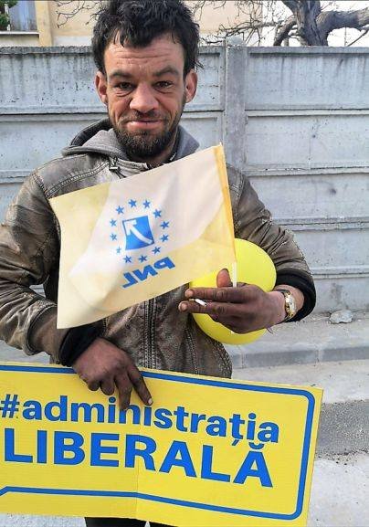 om al strazii, pozat cu un mesaj PNL