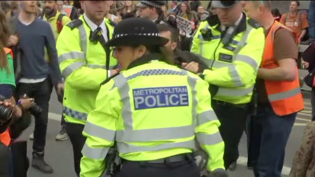 Ecologiştii britanici plănuiesc să perturbe circulaţia metroului londonez